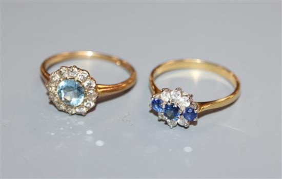 An 18ct gold sapphire ring and an 18ct gold, aquamarine and diamond cluster set ring.